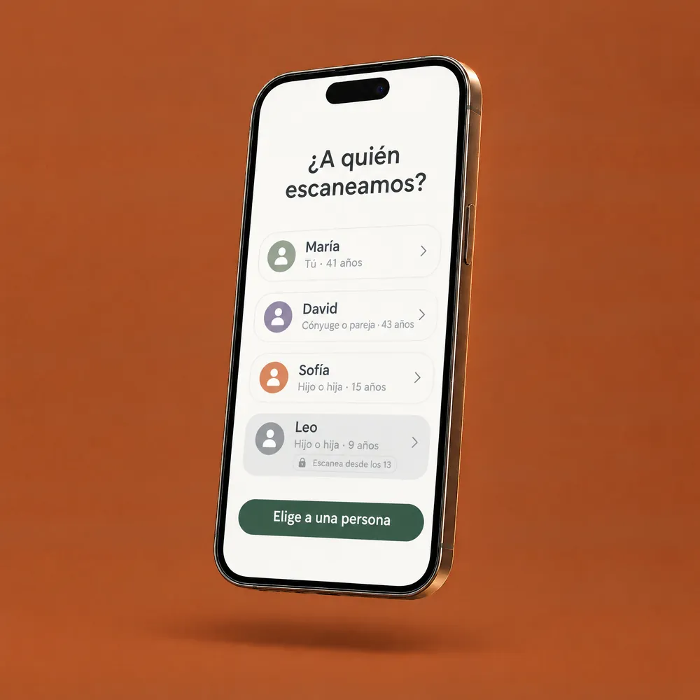 Ilustración de la pantalla “¿A quién escaneamos?”: María (tú), David (cónyuge o pareja), Sofía, de 15 años, y Leo, de 9, cuyos escaneos empiezan a los 13